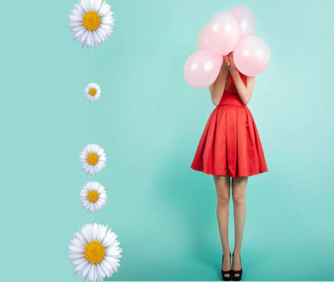 Chica con globos rosas y margaritas, imagen de marca de huelehuele marketing olfativo
