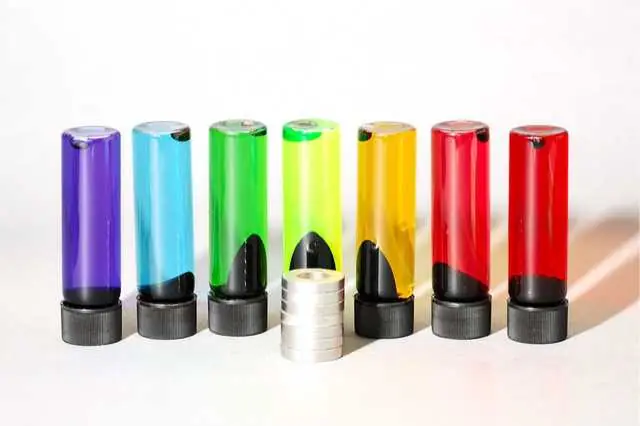 Frascos de colores para crear un odotipo o logo olfativo